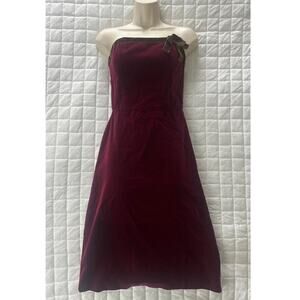 Chic Strapless Velvet Dress in Deep Burgundy